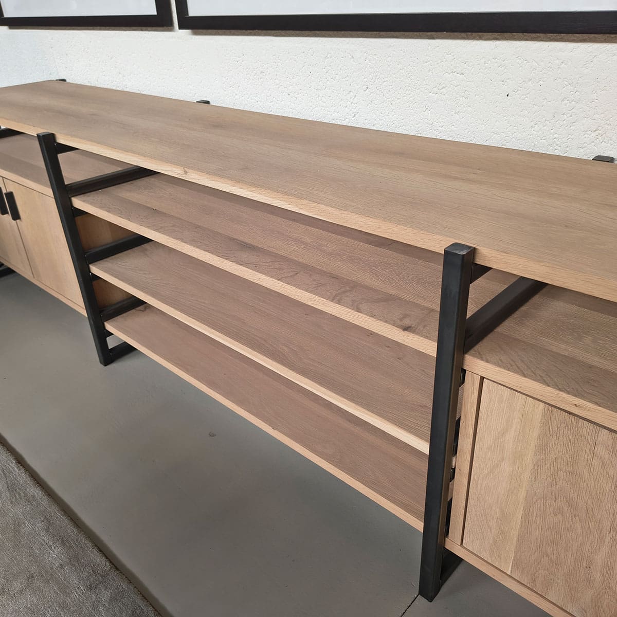 Showroommodel van eikenhouten tv meubel bij Houweling Interieur. Houten dressoir uitgevoerd in eiken met metalen afwerking.