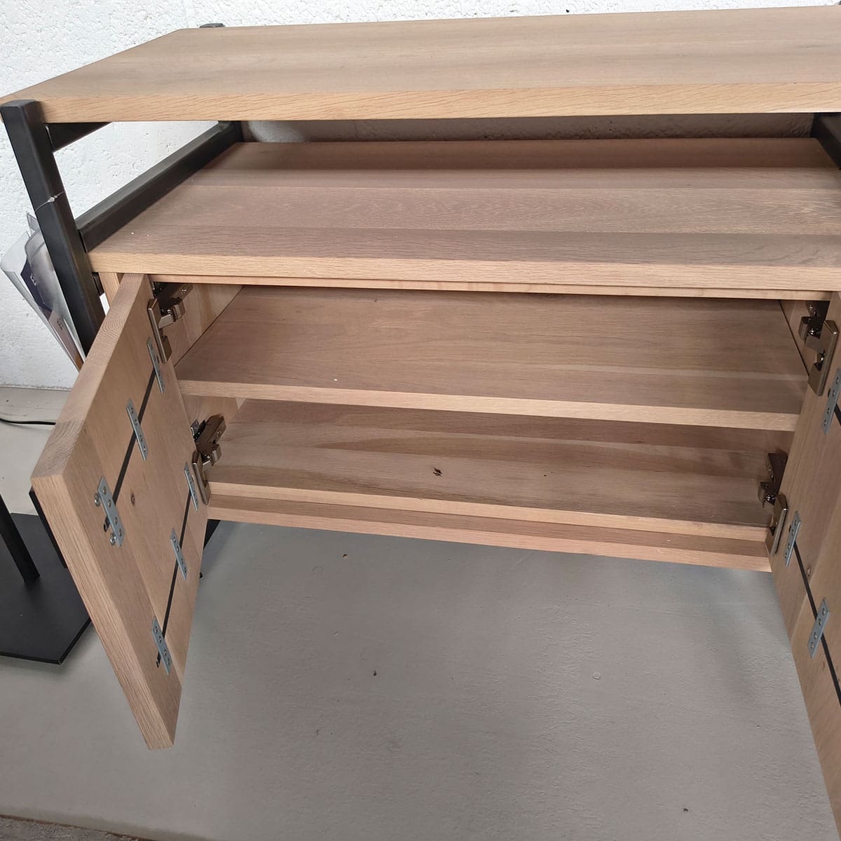 Showroommodel van eikenhouten tv meubel bij Houweling Interieur. Houten dressoir uitgevoerd in eiken met metalen afwerking.