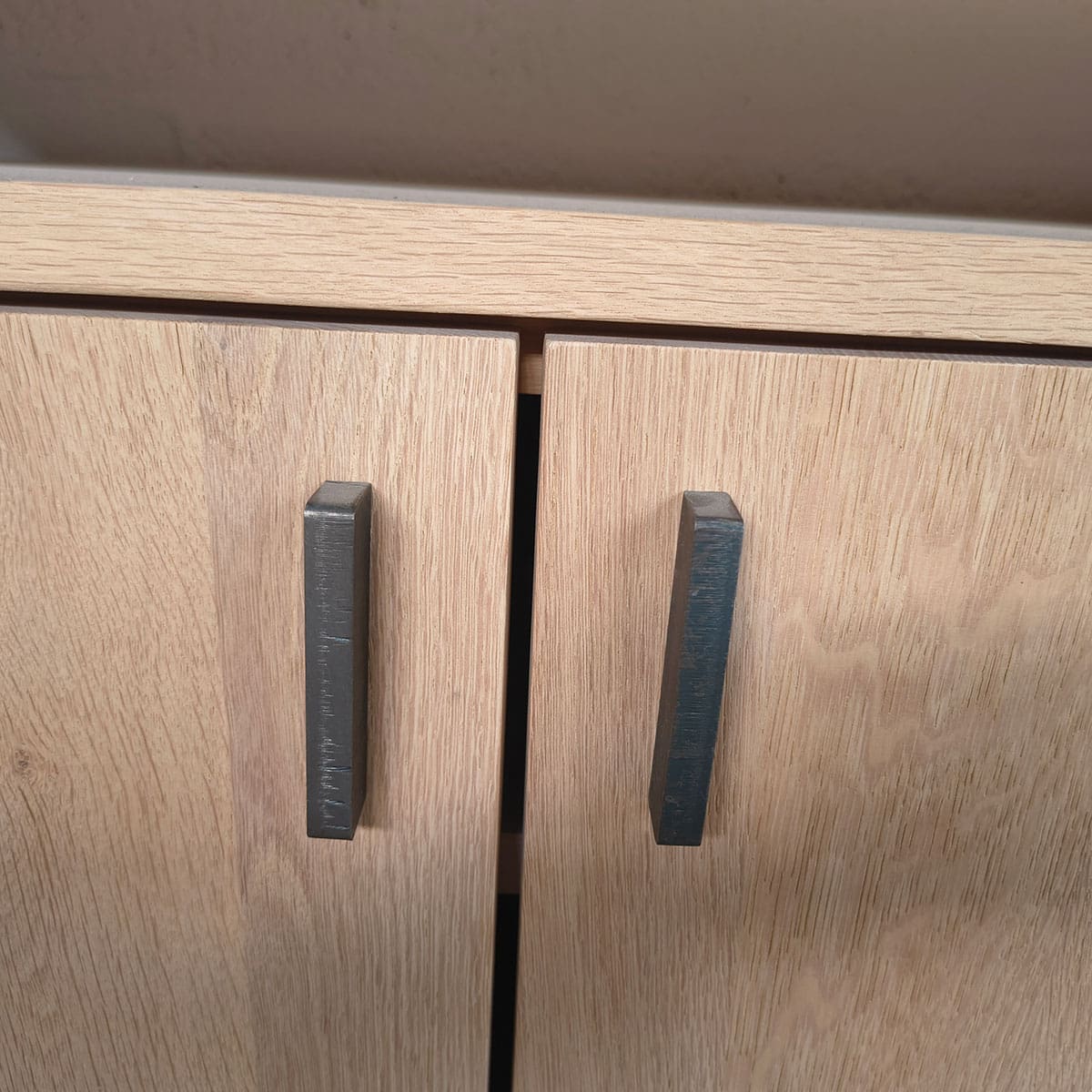 Showroommodel van eikenhouten tv meubel bij Houweling Interieur. Houten dressoir uitgevoerd in eiken met metalen afwerking.