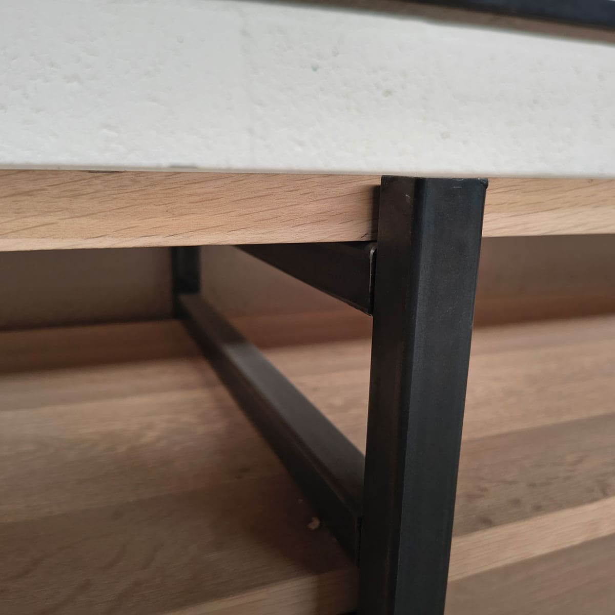 Showroommodel van eikenhouten tv meubel bij Houweling Interieur. Houten dressoir uitgevoerd in eiken met metalen afwerking.