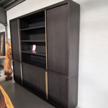 Showroommodel van grote wandkast bij Houweling Interieur. Houten wandkast uitgevoerd in donker eiken geborsteld.