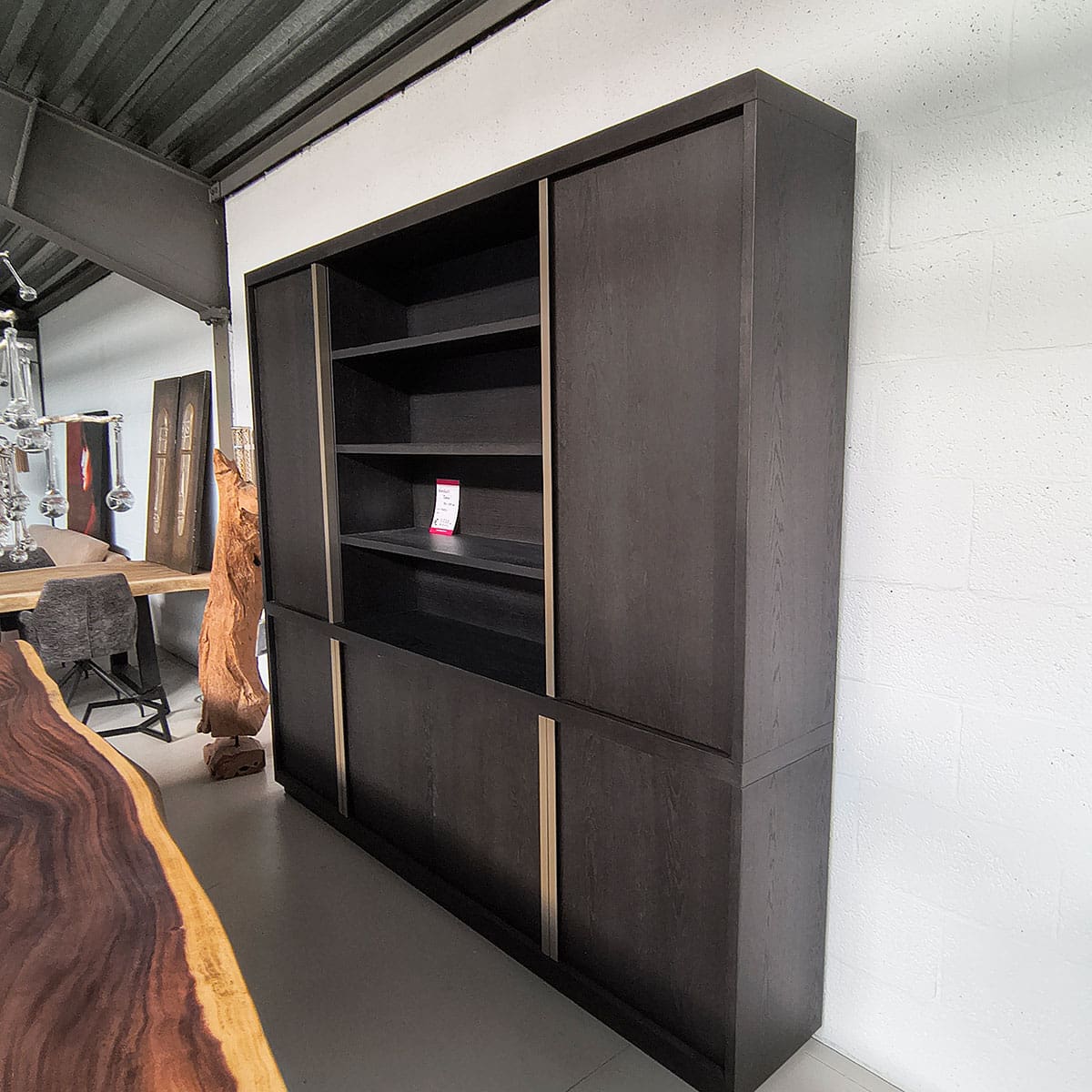 Showroommodel van grote wandkast bij Houweling Interieur. Houten wandkast uitgevoerd in donker eiken geborsteld.