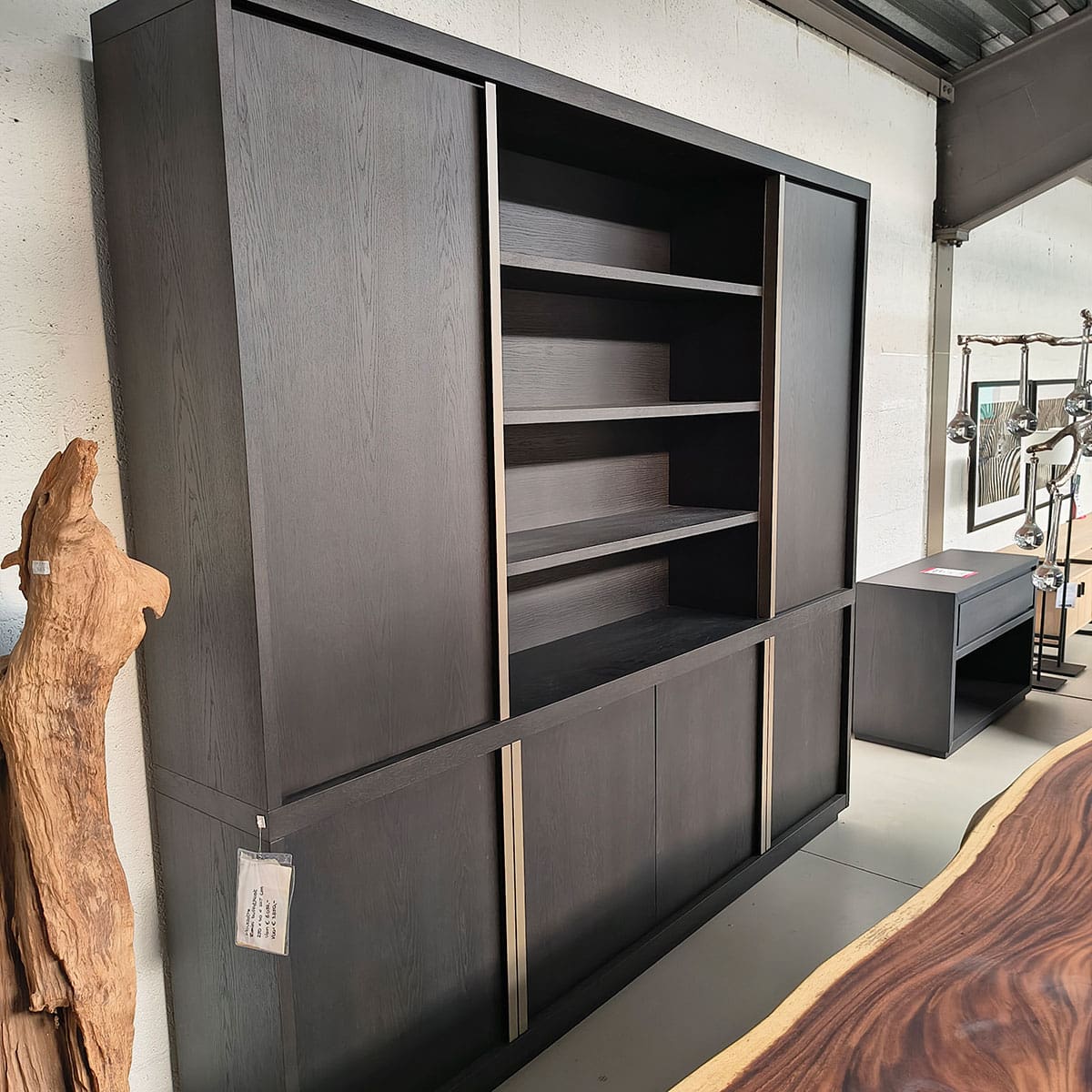 Showroommodel van grote wandkast bij Houweling Interieur. Houten wandkast uitgevoerd in donker eiken geborsteld.