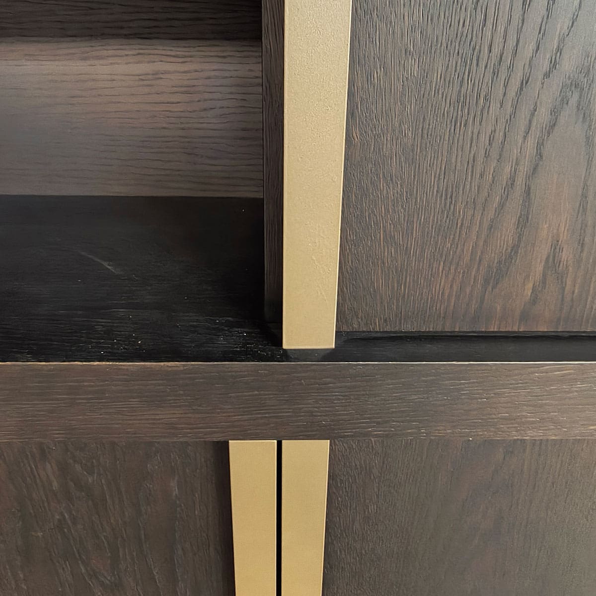 Showroommodel van grote wandkast bij Houweling Interieur. Houten wandkast uitgevoerd in donker eiken geborsteld.