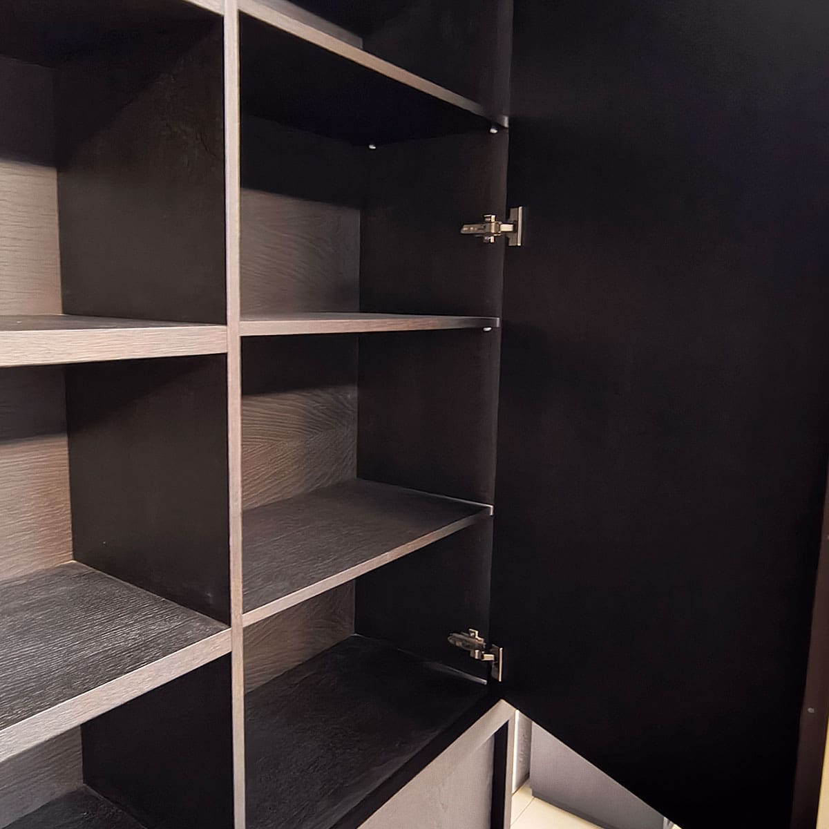 Showroommodel van grote wandkast bij Houweling Interieur. Houten wandkast uitgevoerd in donker eiken geborsteld.