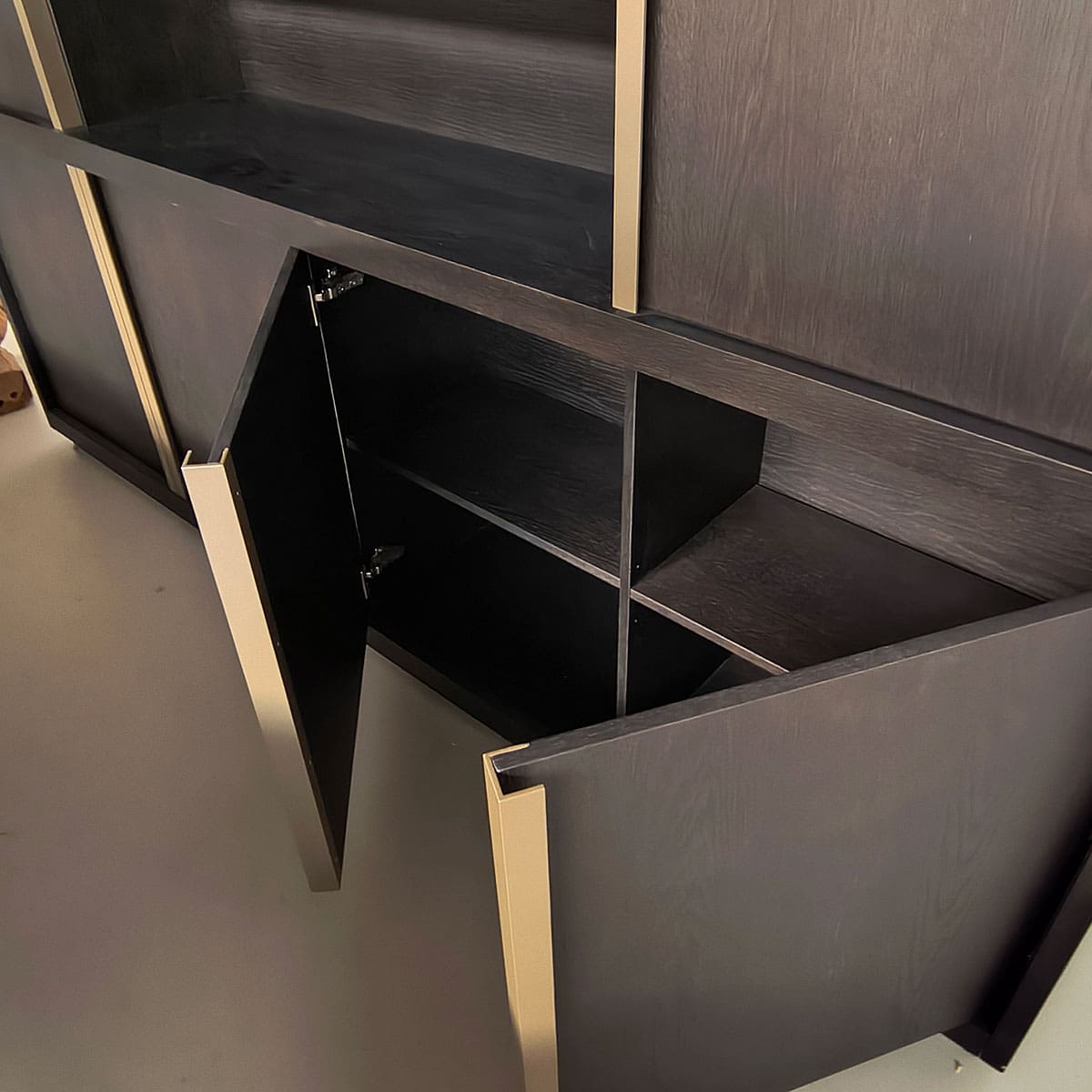 Showroommodel van grote wandkast bij Houweling Interieur. Houten wandkast uitgevoerd in donker eiken geborsteld.
