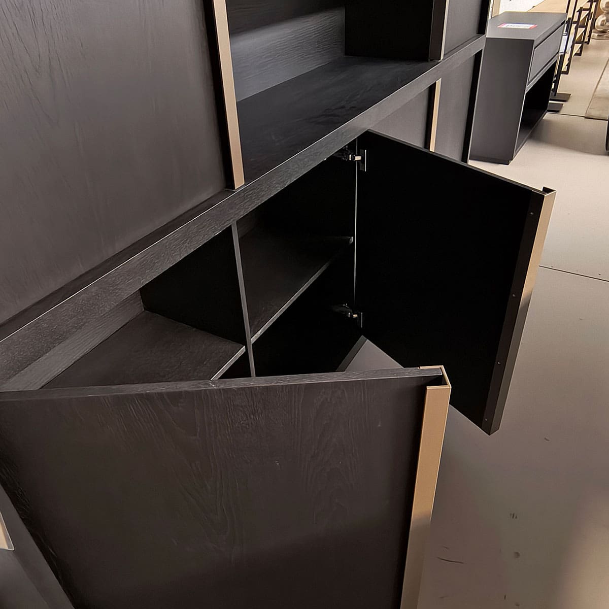 Showroommodel van grote wandkast bij Houweling Interieur. Houten wandkast uitgevoerd in donker eiken geborsteld.
