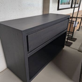 Showroommodel van kleine wandkast bij Houweling Interieur. Wandmeubel uitgevoerd in donker eikenhout.