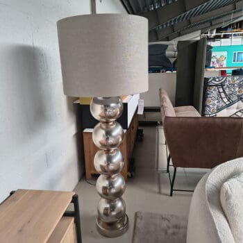 Showroommodel van moderne vloerlamp bij Houweling Interieur. Staande lamp uitgevoerd met 5 zilveren bollen en witte kap.