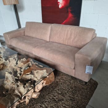 Showroommodel van moderne bank bij Houweling Interieur. 3 zitsbank uitgevoerd in cappuccino leder.