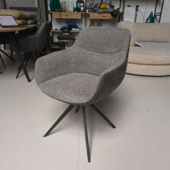 Showroommodel van luxe eetkamerstoelen bij Houweling Interieur. Moderne eetkamerstoelen uitgevoerd in grijze stof en leer.