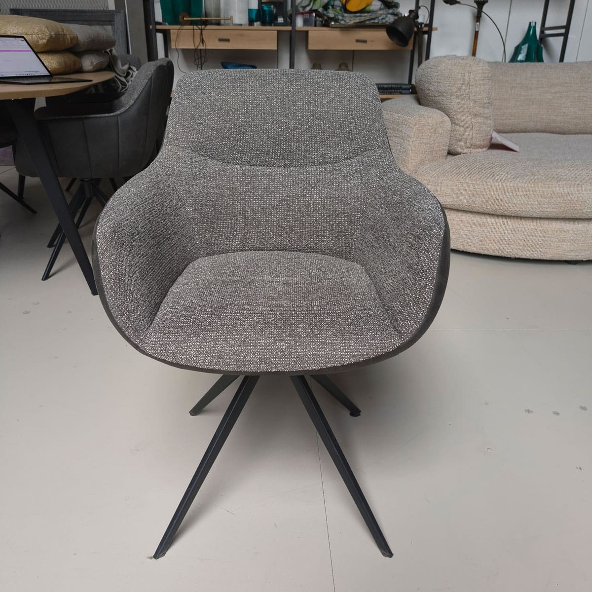 Showroommodel van luxe eetkamerstoelen bij Houweling Interieur. Moderne eetkamerstoelen uitgevoerd in grijze stof en leer.
