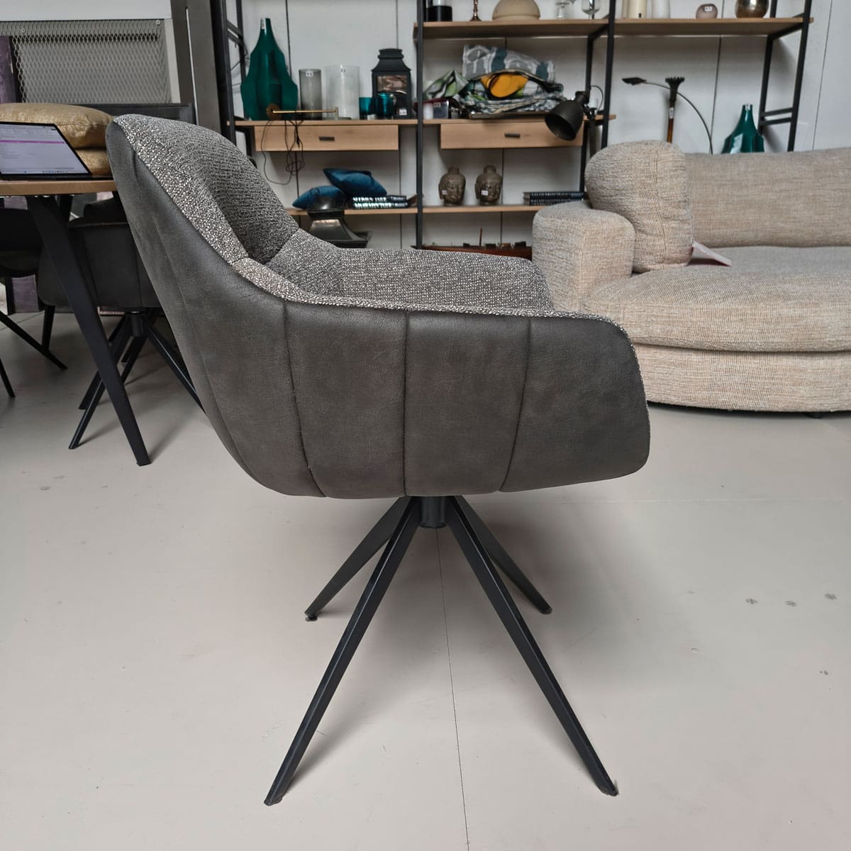 Showroommodel van luxe eetkamerstoelen bij Houweling Interieur. Moderne eetkamerstoelen uitgevoerd in grijze stof en leer.