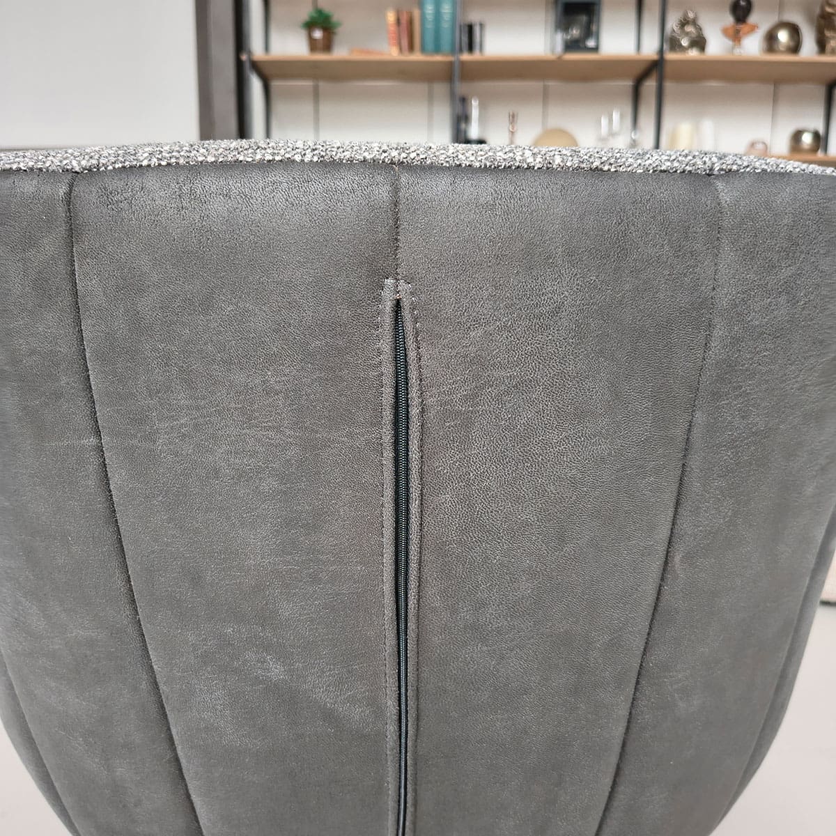 Showroommodel van luxe eetkamerstoelen bij Houweling Interieur. Moderne eetkamerstoelen uitgevoerd in grijze stof en leer.