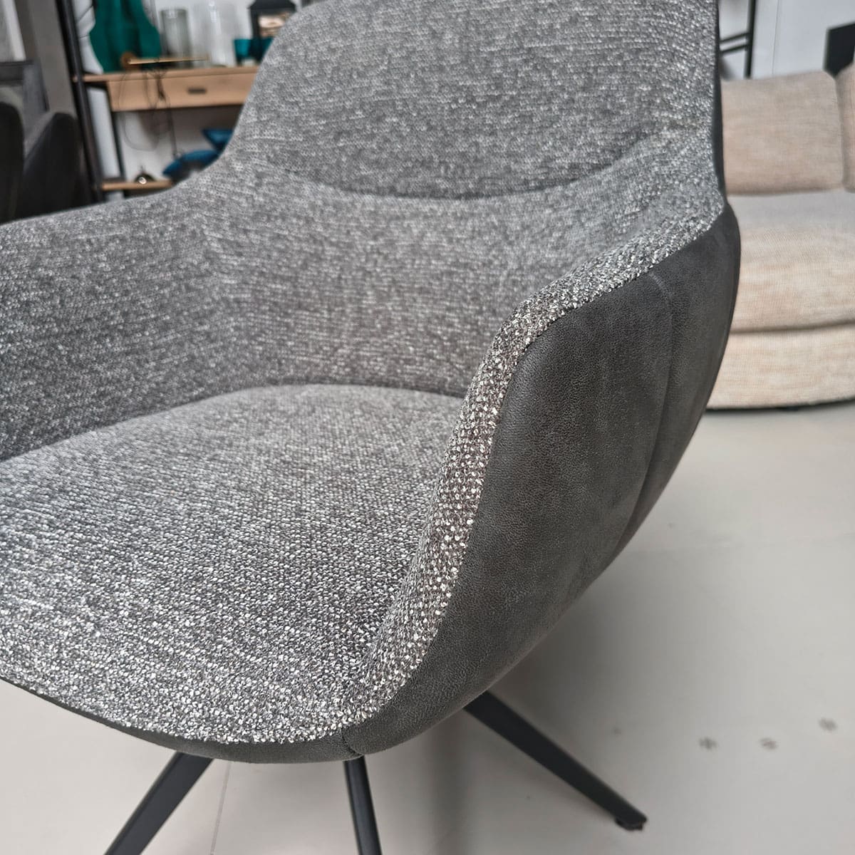 Showroommodel van luxe eetkamerstoelen bij Houweling Interieur. Moderne eetkamerstoelen uitgevoerd in grijze stof en leer.