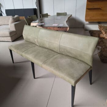 Showroommodel van leren eetbank bij Houweling Interieur. Eetkamerbank uitgevoerd in groen leder.
