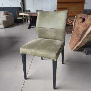 Showroommodel van luxe eetkamerstoel bij Houweling Interieur. Moderne eetkamerstoelen uitgevoerd in groen leder.