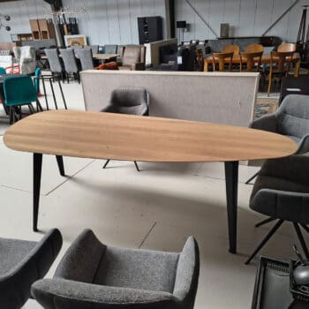 Showroommodel van organische eettafel bij Houweling Interieur. Houten eettafel uitgevoerd in met footprint blad.