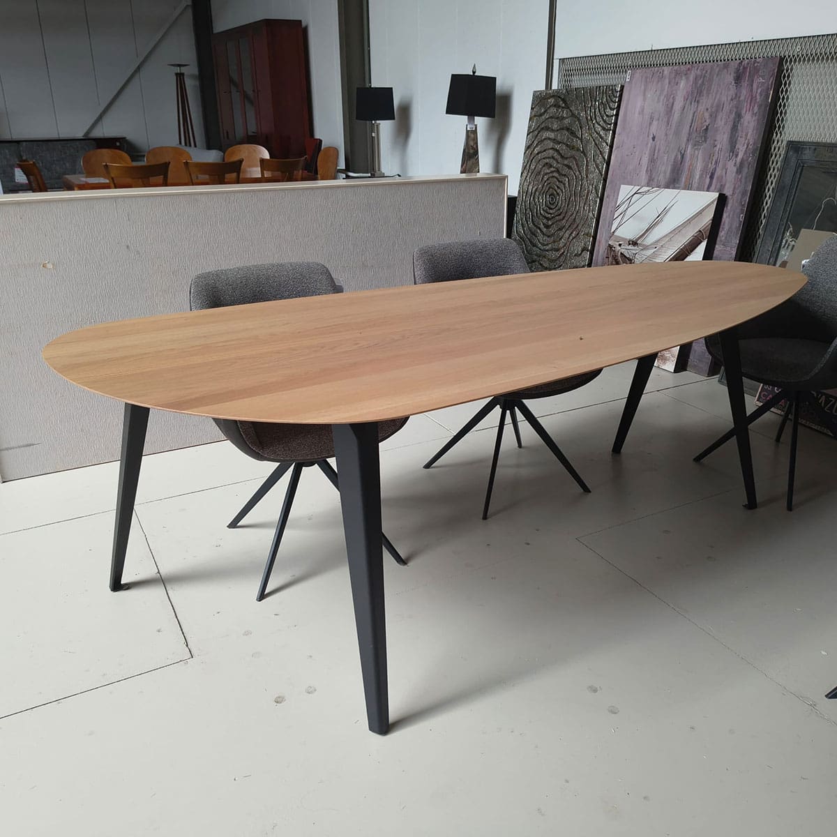 Showroommodel van organische eettafel bij Houweling Interieur. Houten eettafel uitgevoerd in met footprint blad.