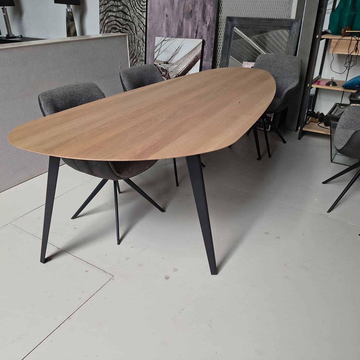 Showroommodel van organische eettafel bij Houweling Interieur. Houten eettafel uitgevoerd in met footprint blad.