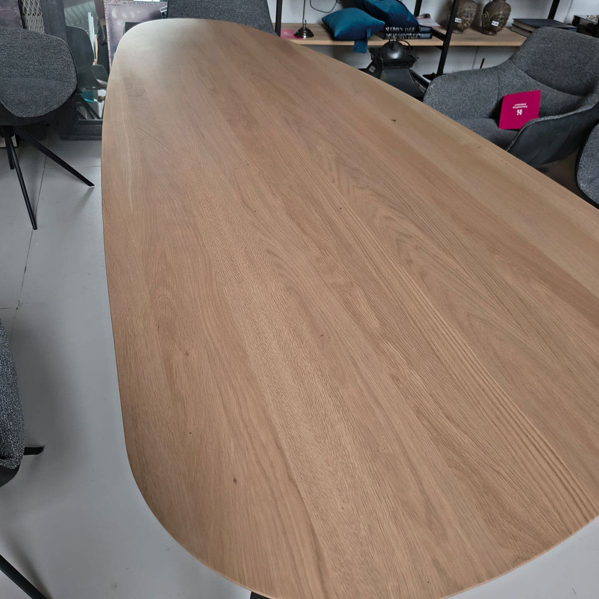Showroommodel van organische eettafel bij Houweling Interieur. Houten eettafel uitgevoerd in met footprint blad.