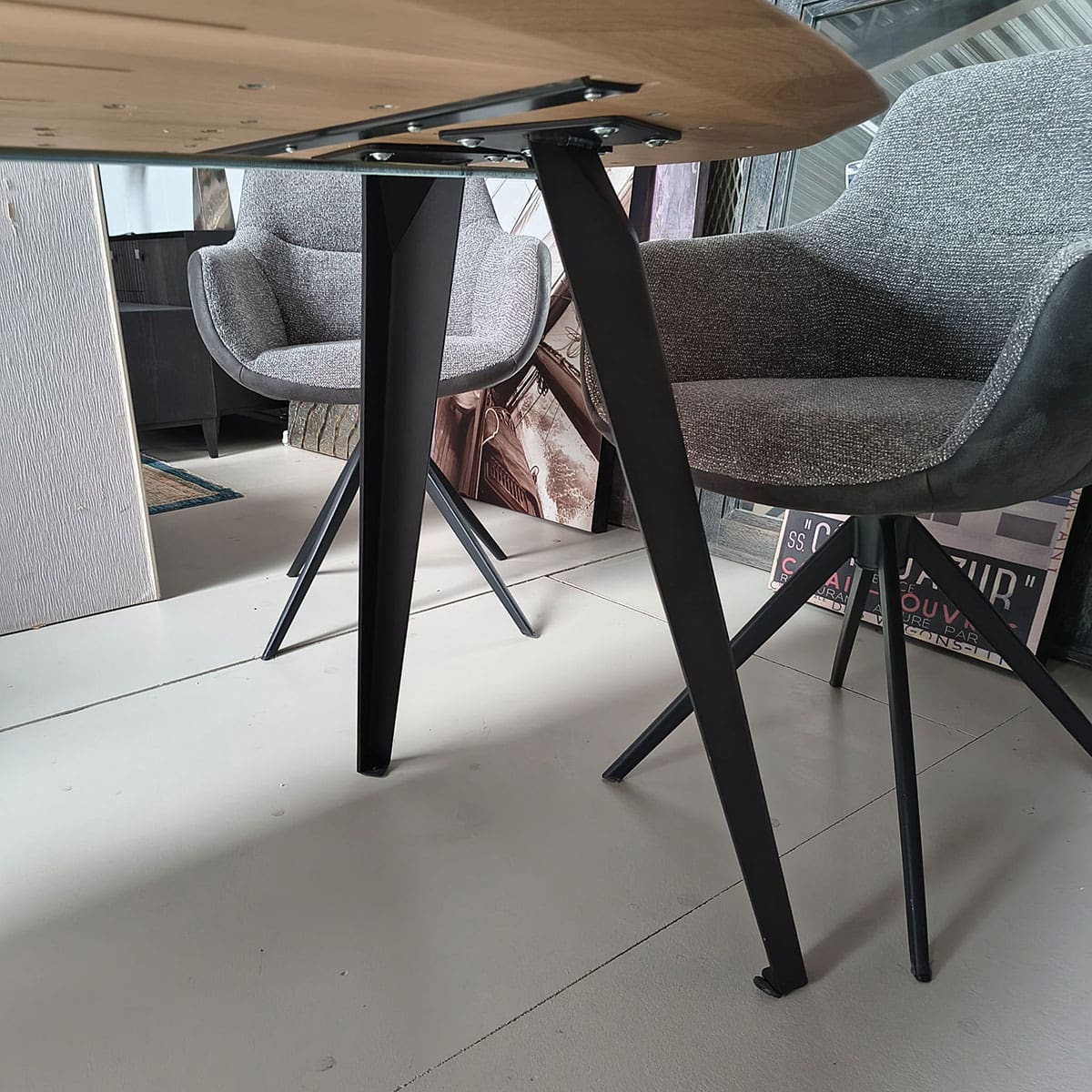 Showroommodel van organische eettafel bij Houweling Interieur. Houten eettafel uitgevoerd in met footprint blad.