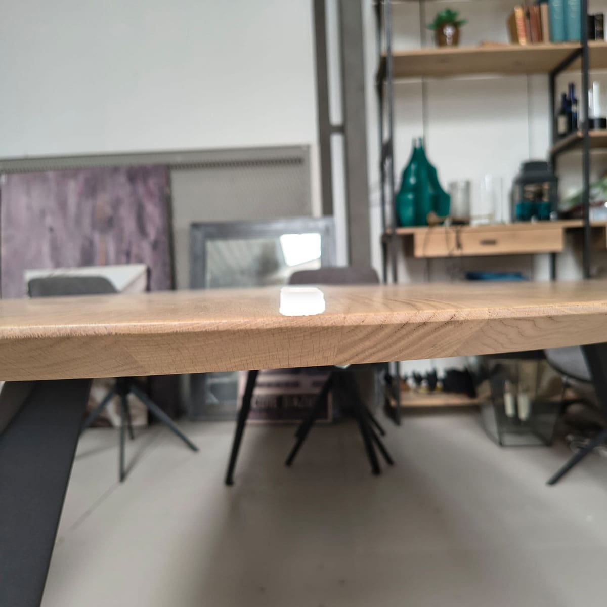 Showroommodel van organische eettafel bij Houweling Interieur. Houten eettafel uitgevoerd in met footprint blad.