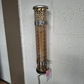 Showroommodel van moderne wandlamp bij Houweling Interieur. Design wandlamp uitgevoerd in ontwerp met messing patronen.