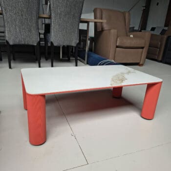 Showroommodel van design salontafel van Midj bij Houweling Interieur. Moderne salontafel met marmer blad en oranje poten.