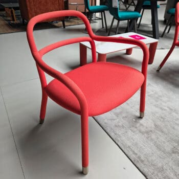 Showroommodel van design fauteuil bij Houweling Interieur. Moderne fauteuil van ronde buizen in oranje stof.