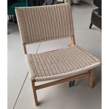 Showroommodellen van Scandinavische stoelen bij Houweling Interieur. Moderne fauteuils met eiken onderstel.
