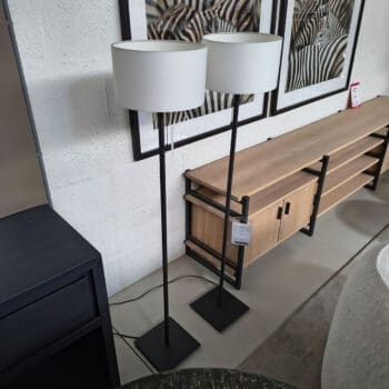 Showroommodellen van moderne vloerlampen bij Houweling Interieur. Staande lampen met witte kap.