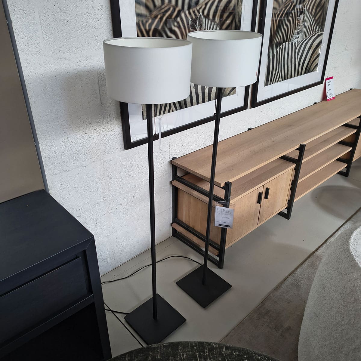Showroommodellen van moderne vloerlampen bij Houweling Interieur. Staande lampen met witte kap.