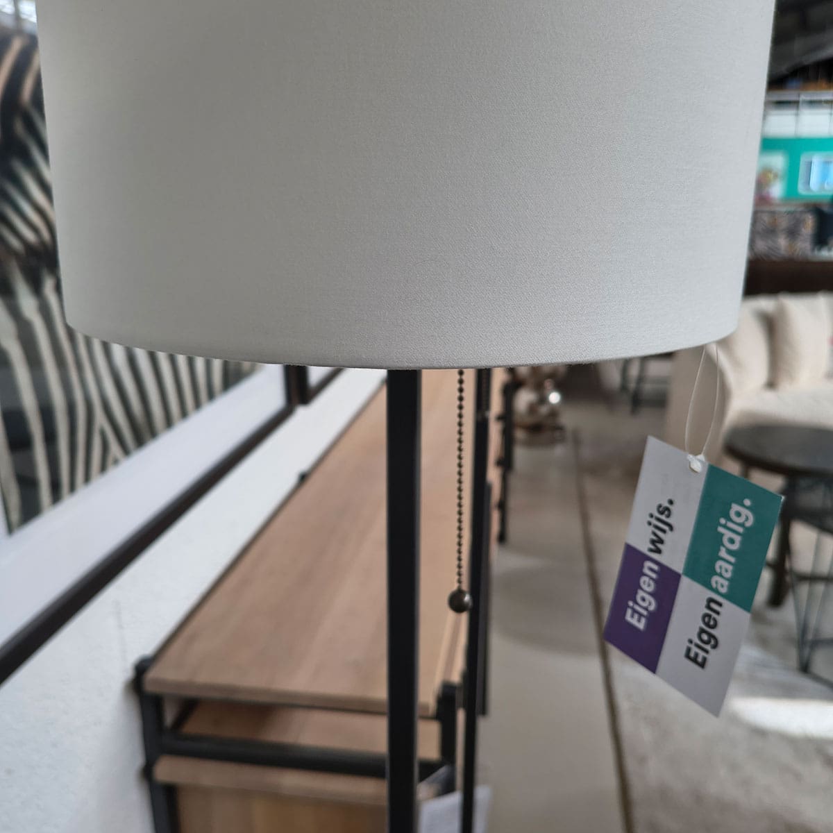 Showroommodellen van moderne vloerlampen bij Houweling Interieur. Staande lampen met witte kap.
