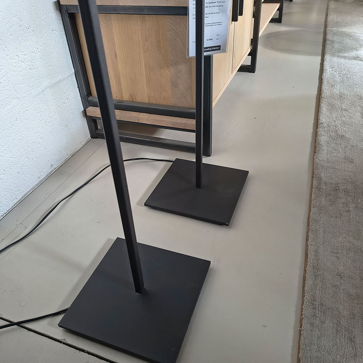 Showroommodellen van moderne vloerlampen bij Houweling Interieur. Staande lampen met witte kap.