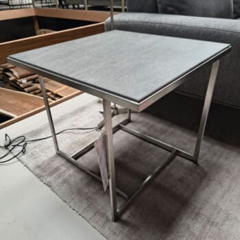 Showroommodel van design bijzettafel bij Houweling Interieur. Moderne bijzettafel met keramiek blad en rvs onderstel.