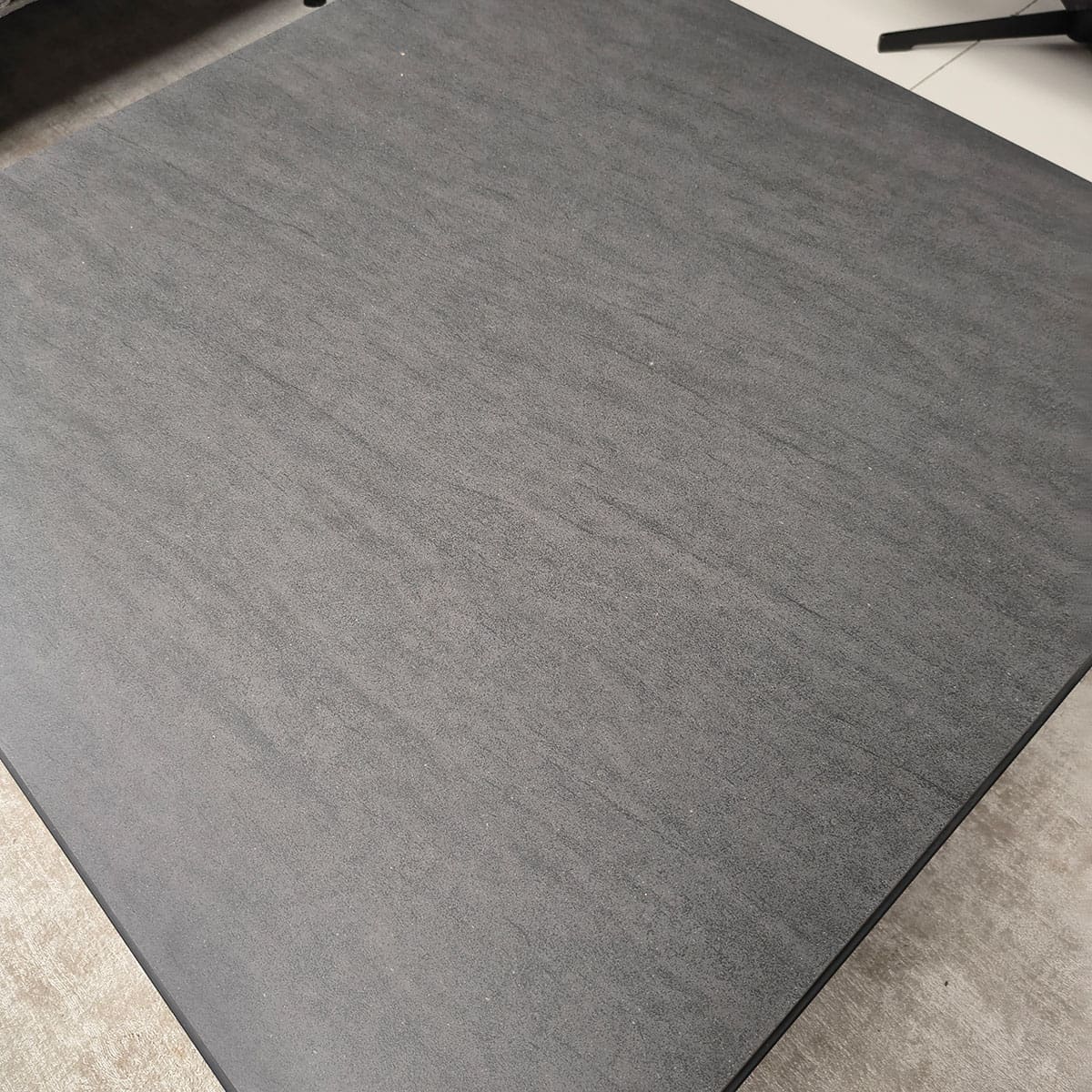 Showroommodel van design salontafel bij Houweling Interieur. Moderne salontafel met keramiek blad en zwart onderstel.