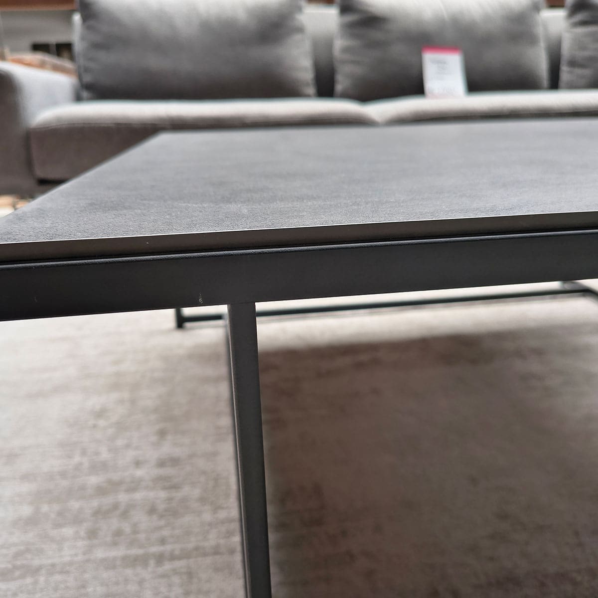 Showroommodel van design salontafel bij Houweling Interieur. Moderne salontafel met keramiek blad en zwart onderstel.