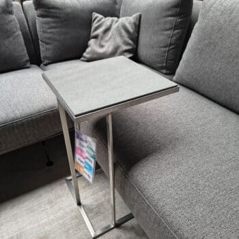 Showroommodel van keramiek laptoptafel bij Houweling Interieur. Moderne bijzettafel voor je laptop met rvs onderstel.