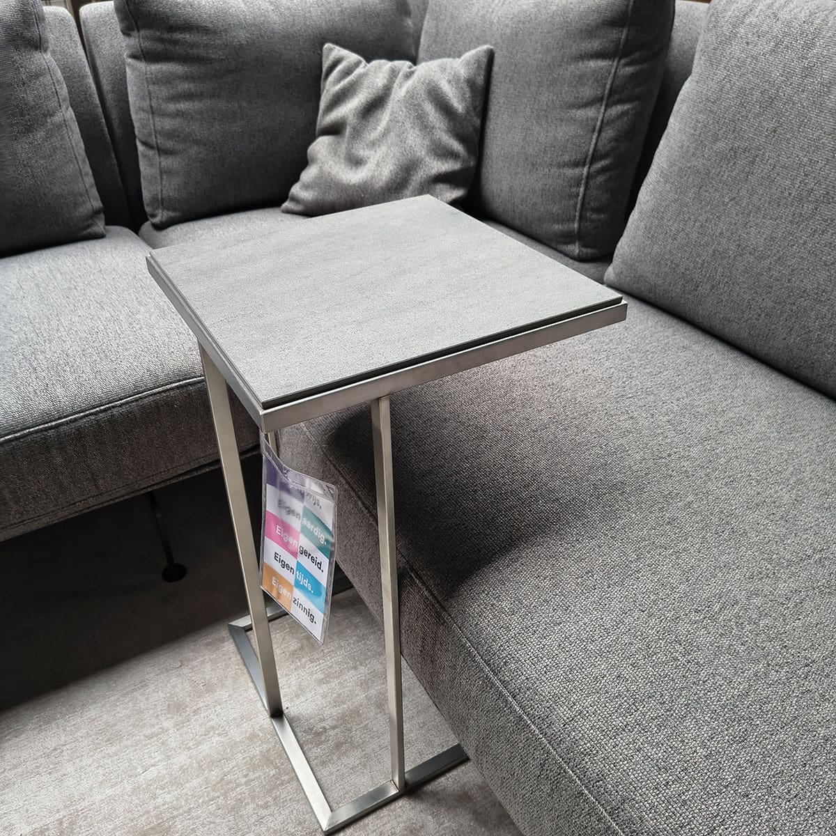 Showroommodel van keramiek laptoptafel bij Houweling Interieur. Moderne bijzettafel voor je laptop met rvs onderstel.