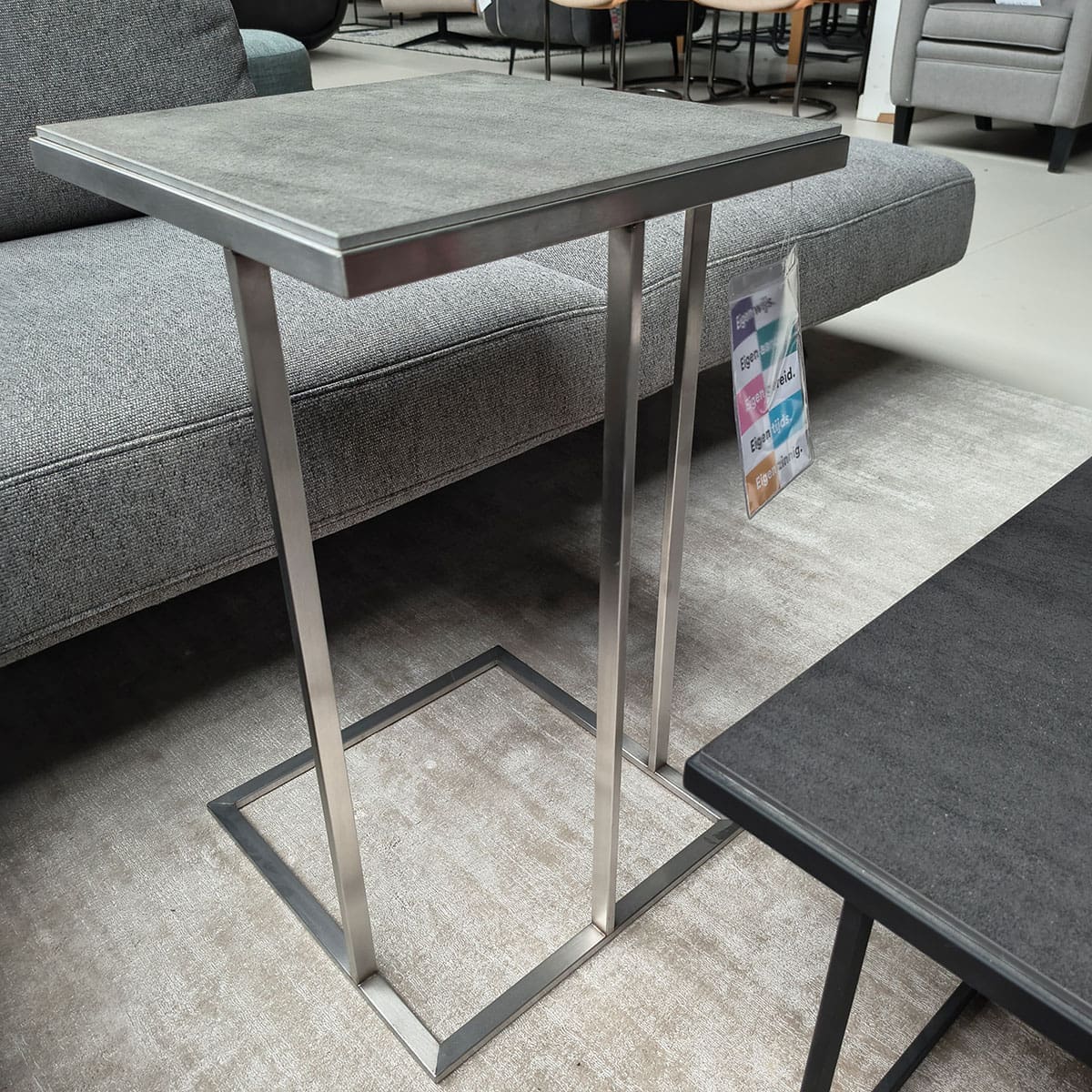 Showroommodel van keramiek laptoptafel bij Houweling Interieur. Moderne bijzettafel voor je laptop met rvs onderstel.