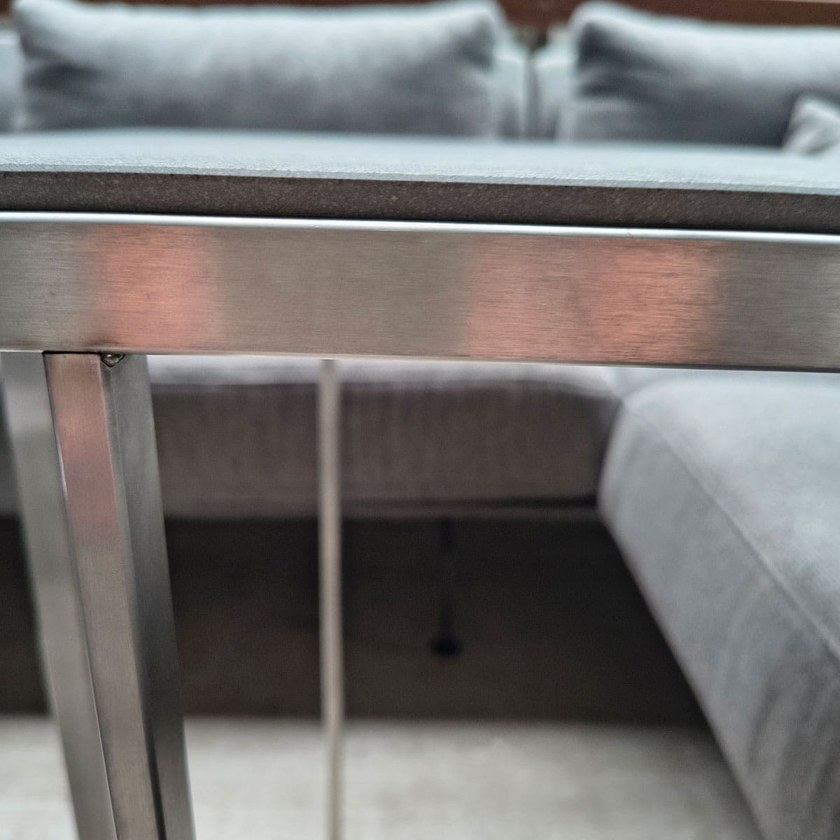 Showroommodel van keramiek laptoptafel bij Houweling Interieur. Moderne bijzettafel voor je laptop met rvs onderstel.