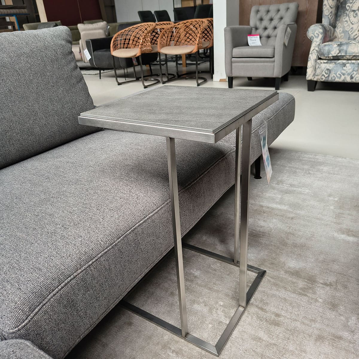 Showroommodel van keramiek laptoptafel bij Houweling Interieur. Moderne bijzettafel voor je laptop met rvs onderstel.