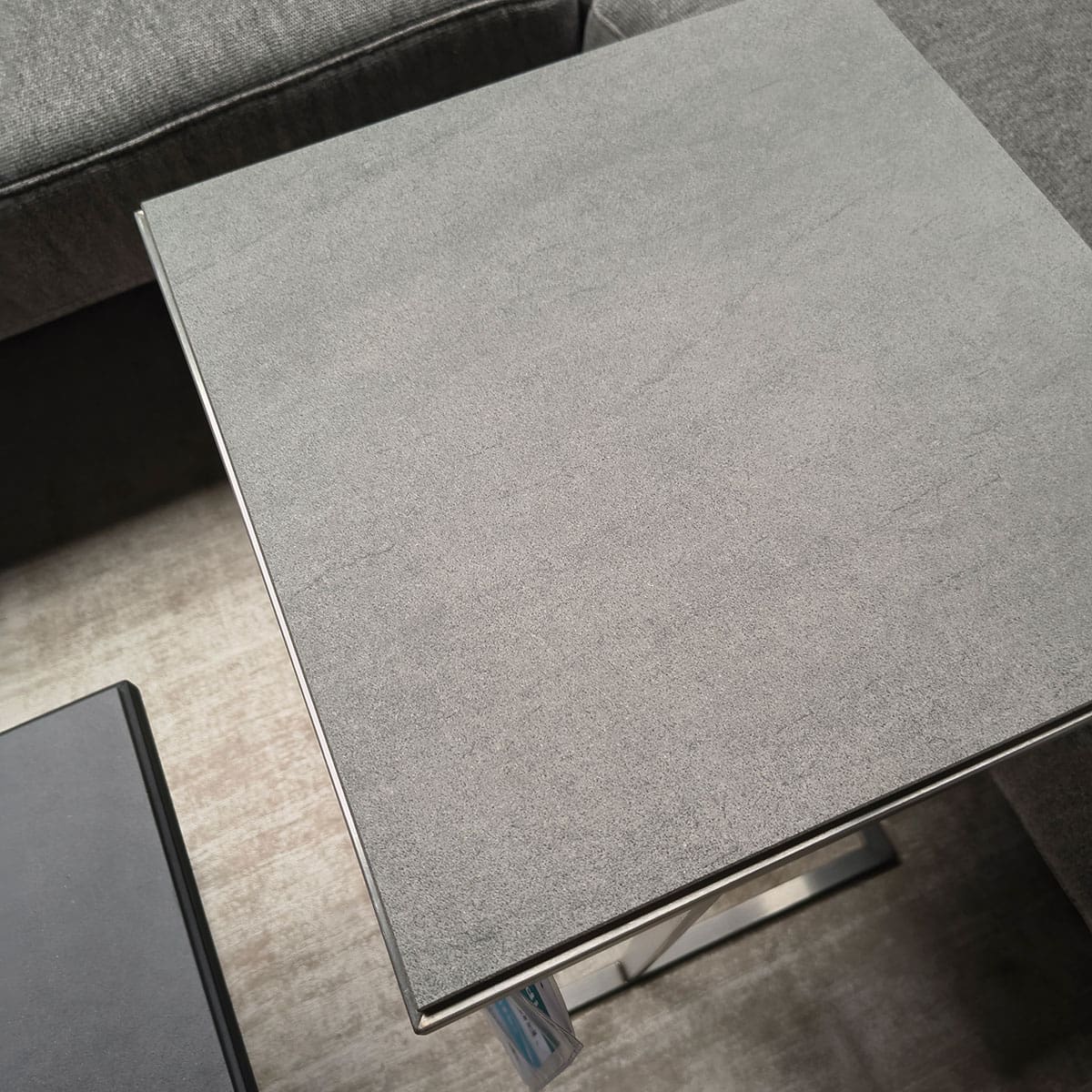 Showroommodel van keramiek laptoptafel bij Houweling Interieur. Moderne bijzettafel voor je laptop met rvs onderstel.