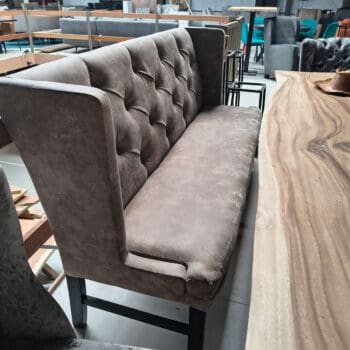 Showroommodel van klassieke eetbank bij Houweling Interieur. Eetkamerbank met hoge rug en capitons.
