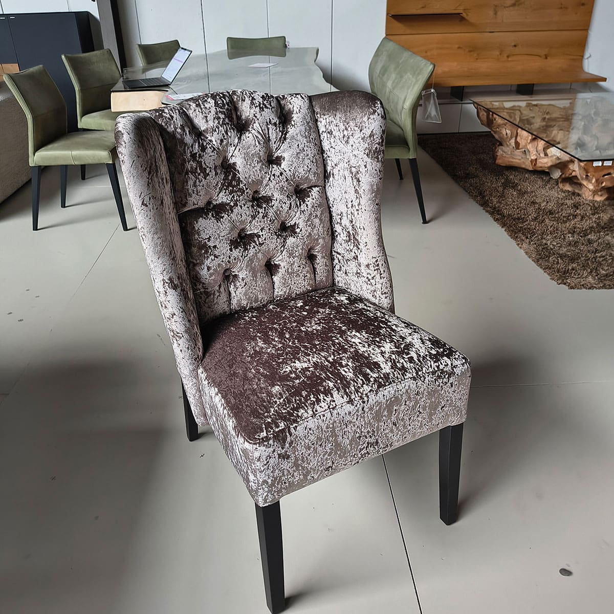 Showroommodel van klassieke eetkamerstoel bij Houweling Interieur. Fluwelen eetkamerstoel met capitons in de rug.