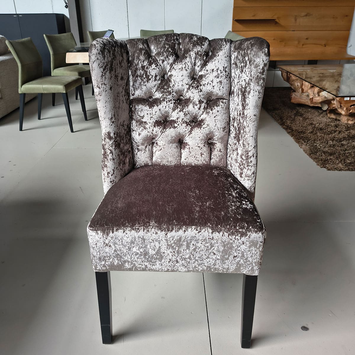 Showroommodel van klassieke eetkamerstoel bij Houweling Interieur. Fluwelen eetkamerstoel met capitons in de rug.