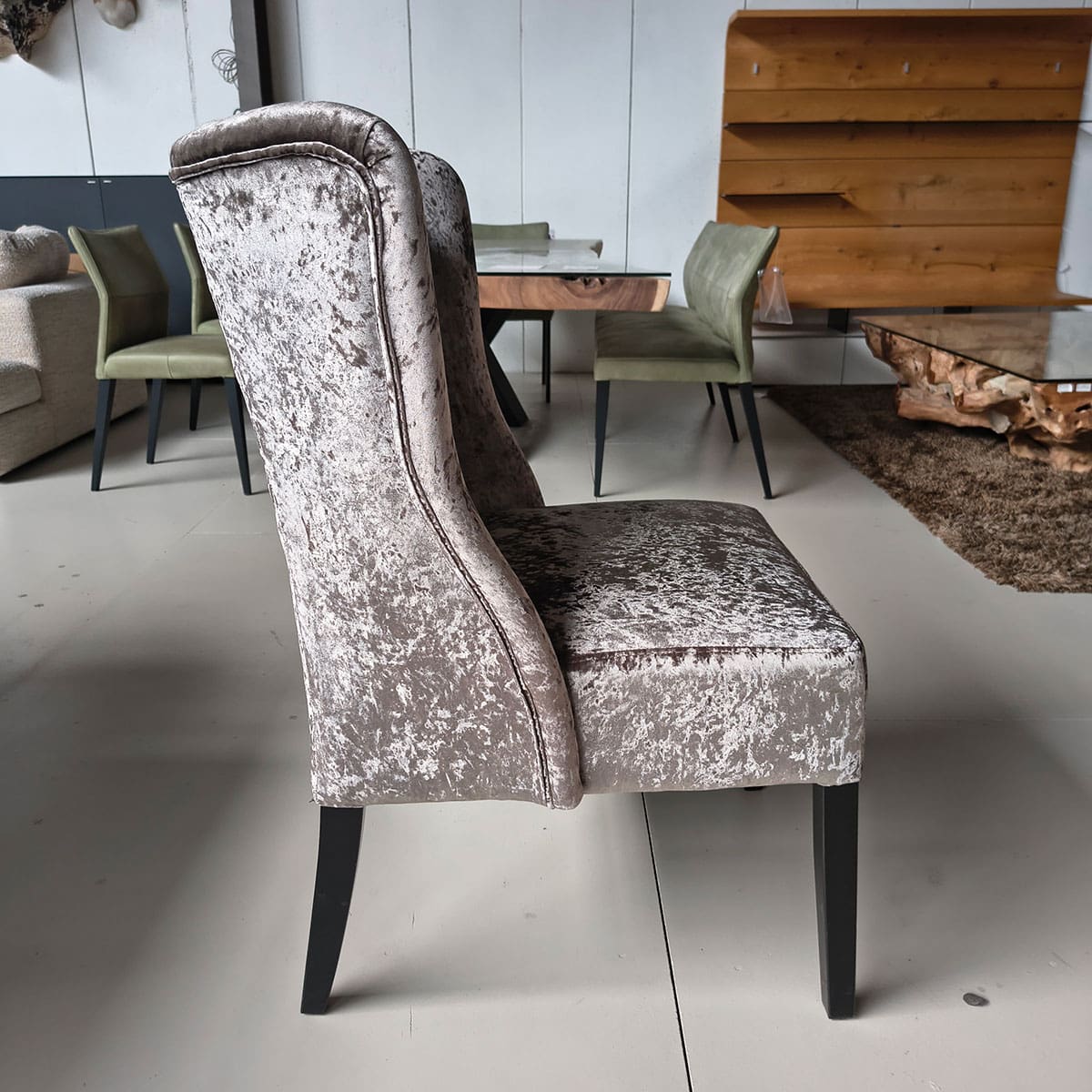 Showroommodel van klassieke eetkamerstoel bij Houweling Interieur. Fluwelen eetkamerstoel met capitons in de rug.