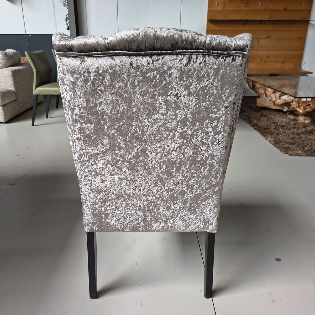 Showroommodel van klassieke eetkamerstoel bij Houweling Interieur. Fluwelen eetkamerstoel met capitons in de rug.