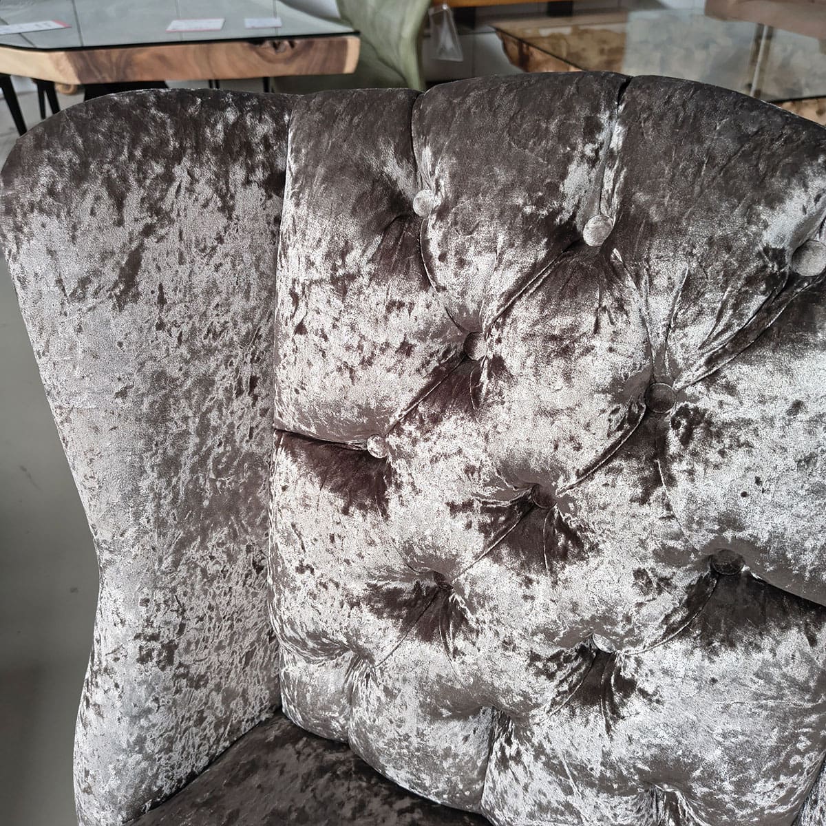 Showroommodel van klassieke eetkamerstoel bij Houweling Interieur. Fluwelen eetkamerstoel met capitons in de rug.